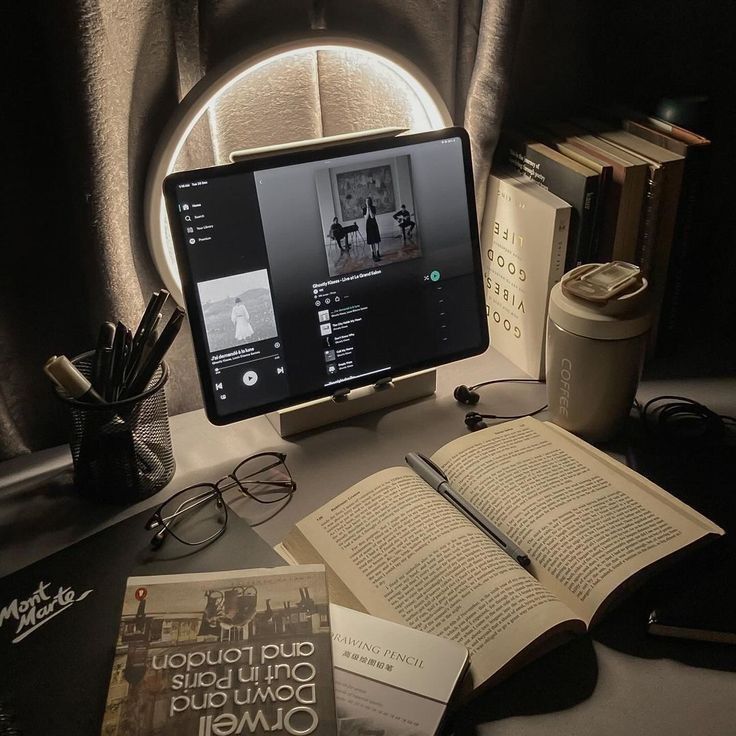 Várias capas de livros em mesa de madeira